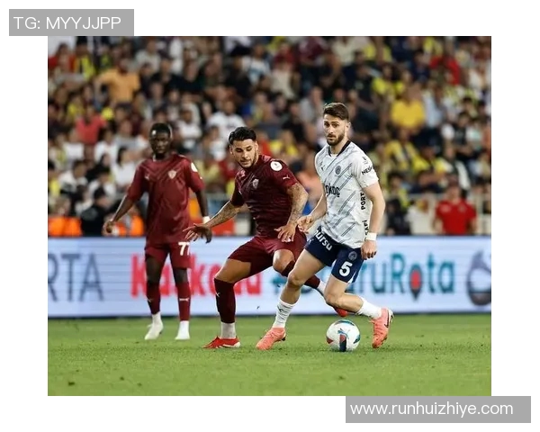 足球场上的风采碰撞：当球星与正装绅士交织在一起的瞬间